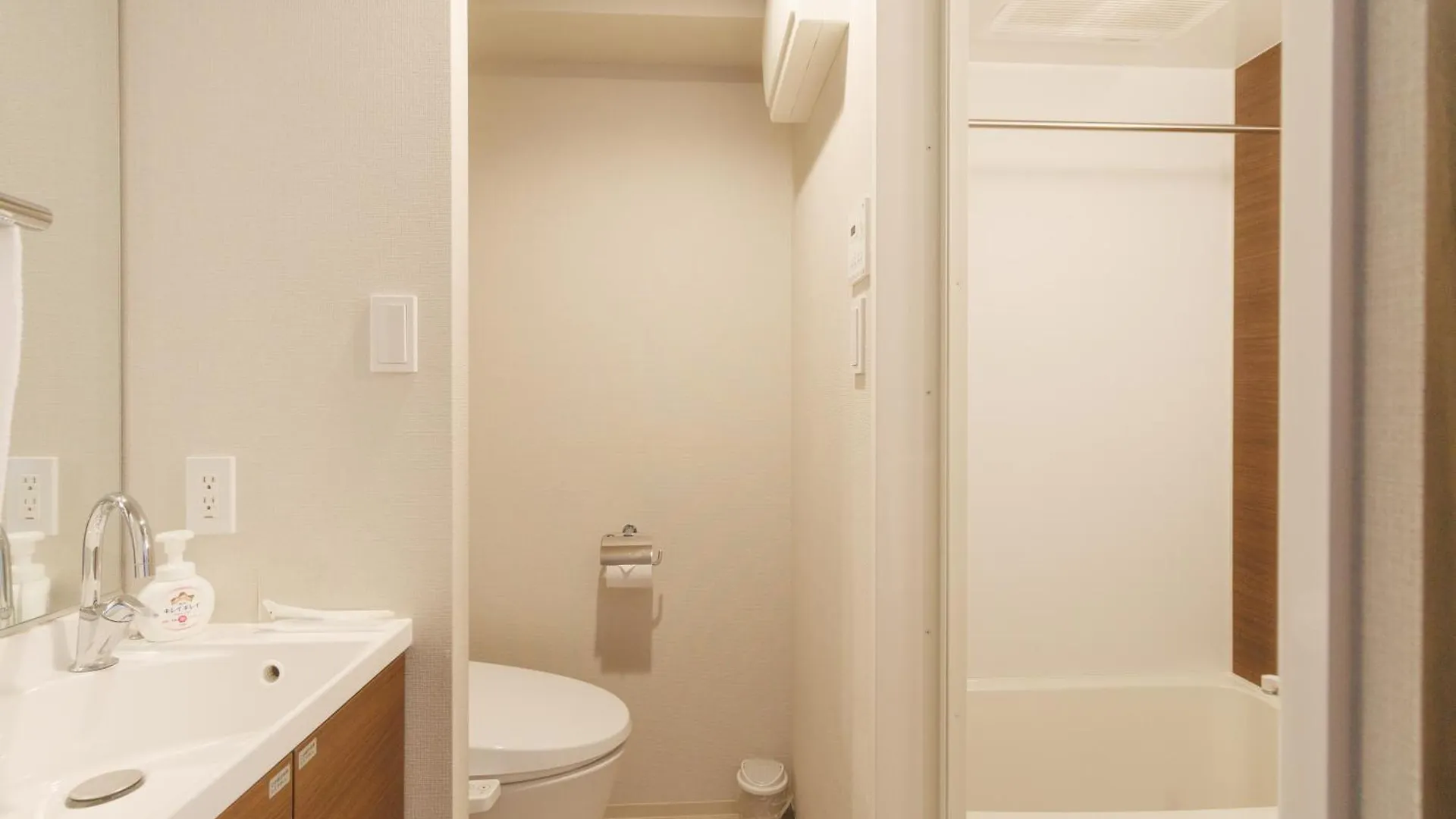 Lang Hotel Kameido: Convenient Stay with Netflix and Fireworks Views Tokyo 0*,  Japan